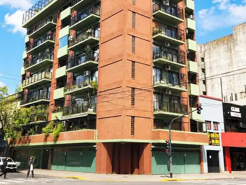 Amplio piso de categoría con balcón terraza y dos cocheras cubierta en Caballito