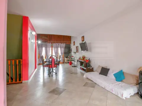 Dean Funes al 300, entre Eduardo Wilde y Thames