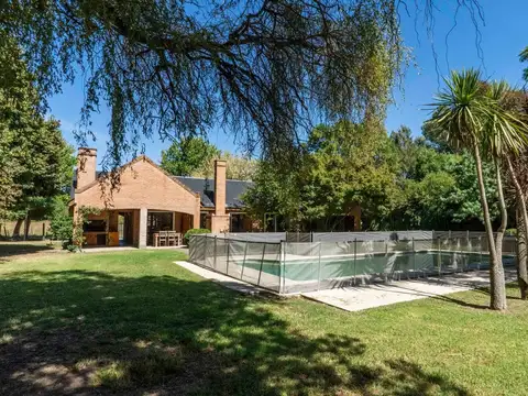 Casa en Venta 4 amb con Pileta Barrio LA VERDAD