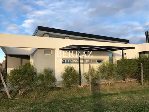 Casa venta 5 ambientes en 1 planta en El Cantón barrio Golf Escobar lote de 824 m2