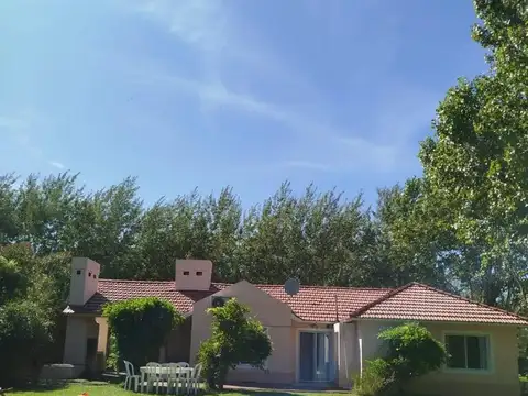 Casa en venta - 3 Dormitorios 2 Baños - La Plata