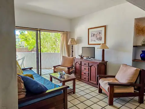 Único al frente con balcón aterrazado y Parrilla, liv y com y cocina a balcon terraza; 2 dorm dos baños con ducha; lavadero; cochera (2) baulera; Porteria permanente