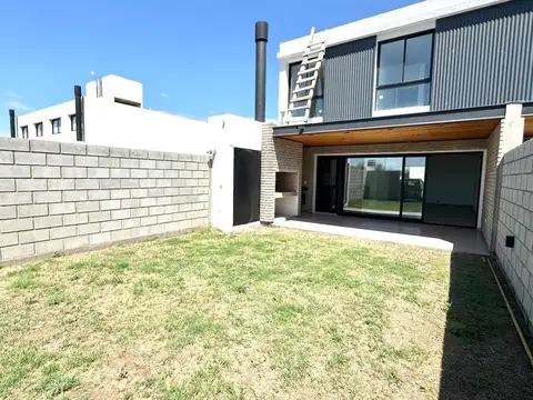 Casa 4 ambientes con 3 baños