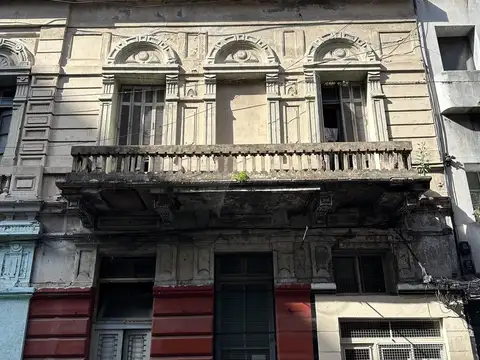 Laprida  al 900. Local en venta