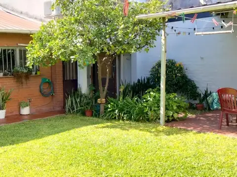 Casa 4 ambientes tipo chalet, 2 plantas c/ jardin y cochera