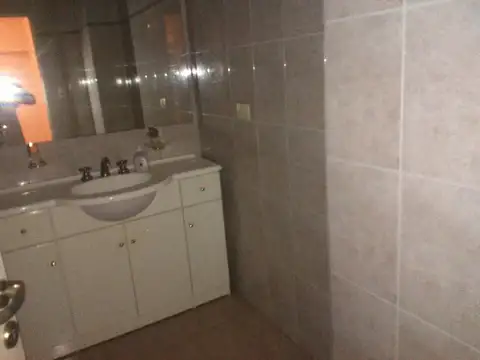 MAGNIFICO CUATRO AMBIENTES CON COCHERA PARA DOS AUTOS EN QUILMES CENTRO.