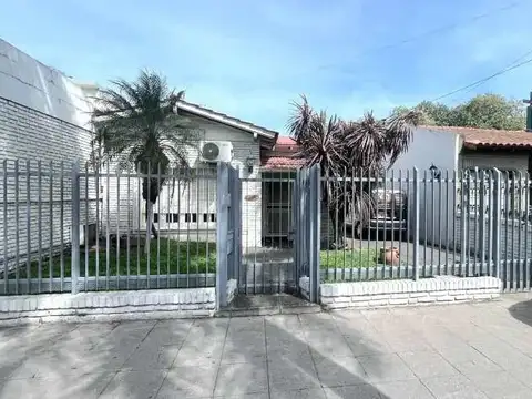 VENTA, CHALET DE 4 AMBIENTES CON GARAGE MULTIPLE, APTO CREDITO,  CASEROS