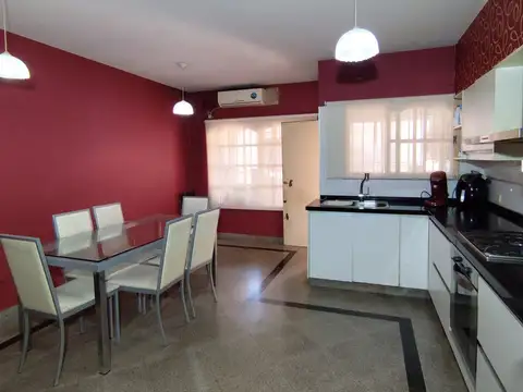 CASA EN VENTA DE 4 AMBIENTES, MORON NORTE CON COCHERA