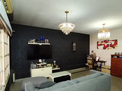 CASA EN VENTA DE 4 AMBIENTES, MORON NORTE CON COCHERA