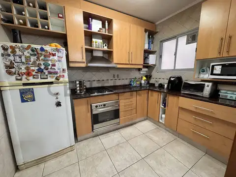 Venta PH 4 Ambientes con dependencia- Quincho, Terraza y Parrilla. Sin expensas-entrada independient