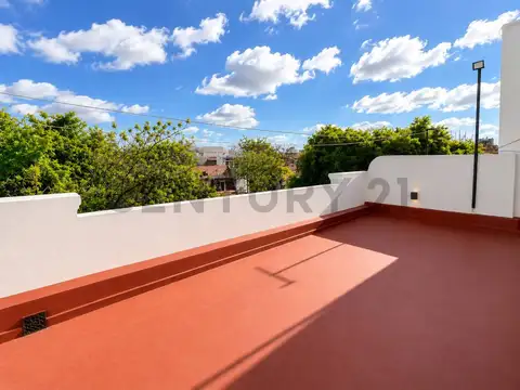 Venta PH 4 Ambientes con dependencia- Quincho, Terraza y Parrilla. Sin expensas-entrada independient