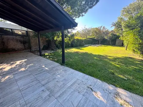 Casa en Alquiler con 2 cocheras