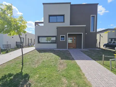 Casa en venta en B°C° San Pablo- Pilar . 4 habitaciones    Escritorio . A estrenar