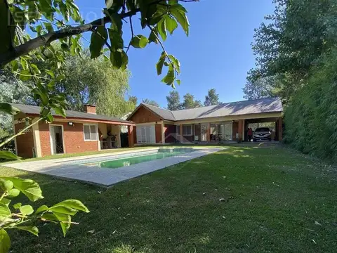 Venta Casa 4 amb con pileta y vista al Golf Barrio Parque Sakura. Exaltacion de la Cruz