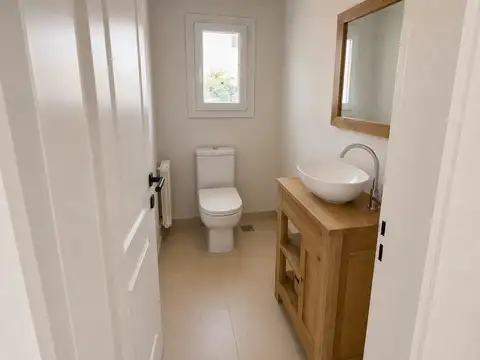 Casa 4 ambientes con 2 baños