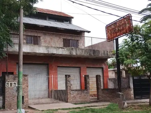 CASA EN DOS PLANTAS CON COCHERA Y LOCAL COMERCIAL
