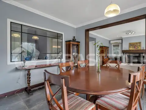 Casa 8 ambientes con 4 baños