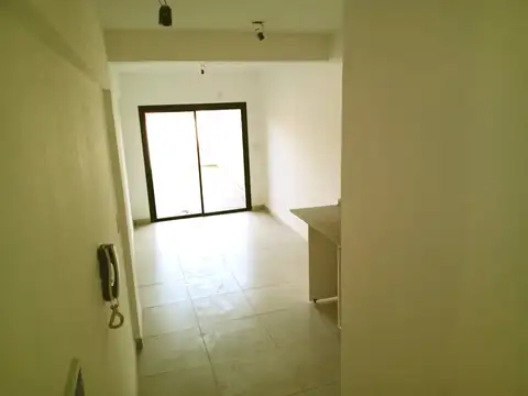 Departamento monoambiente con patio. Av. Roca 1527, entrepiso E, Avellaneda