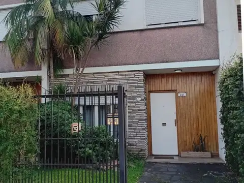 Dúplex 5 ambientes cerca estación con patio y cochera