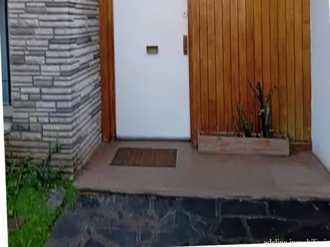 Dúplex 5 ambientes cerca estación con patio y cochera