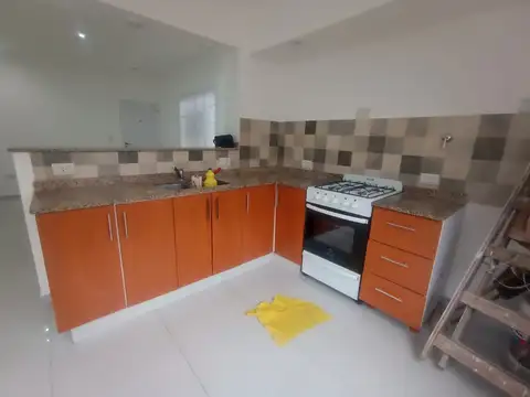 Casa de 4 ambientes con cochera, jardin y terraza reciclada a nuevo en zona residencial