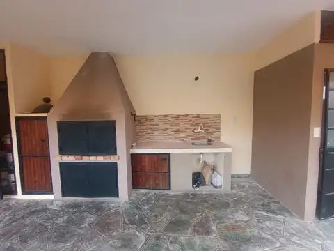 Casa de 4 ambientes con cochera, jardin y terraza reciclada a nuevo en zona residencial