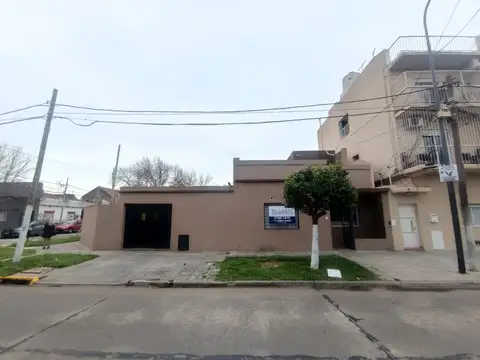 Casa de 4 ambientes con cochera, jardin y terraza reciclada a nuevo en zona residencial