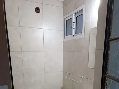 Casa de 4 ambientes con cochera, jardin y terraza reciclada a nuevo en zona residencial