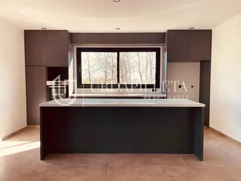 Casa 6 ambientes con 4 baños
