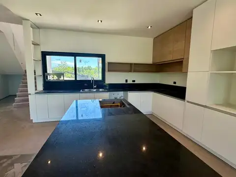 Casa 4 ambientes con 3 baños