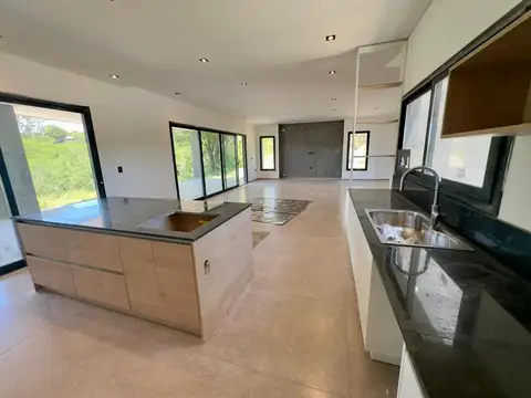 Casa en Venta con 5 cocheras