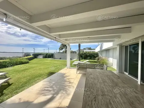 Venta Departamento - 3 Dormitorios - Parrillero jardín y pileta - Punta Ballena
