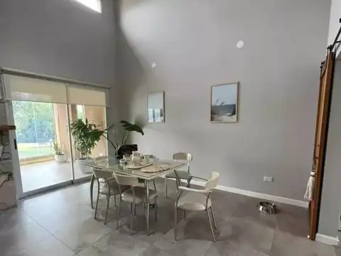 Casa 5 ambientes con 4 baños