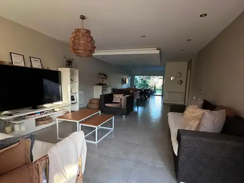 CASA EN VENTA 5 AMBIENTES EN FLORENCIO VARELA