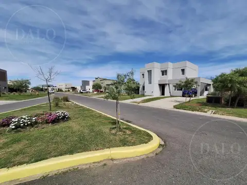 Casa 5 ambientes con Pileta en Venta Area 8 San Sebastian