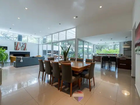 Casa en Venta con 2 cocheras