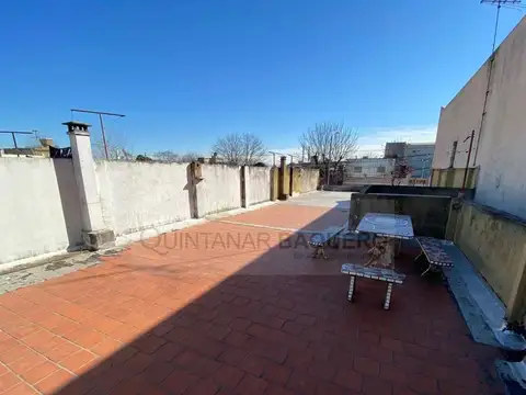 Venta de casa con garaje, local y galpón