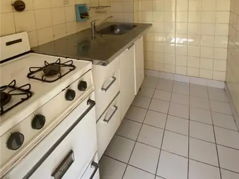 Cómodo, luminoso y silencioso 2 ambientes. Muy buen estado. Lavadero.