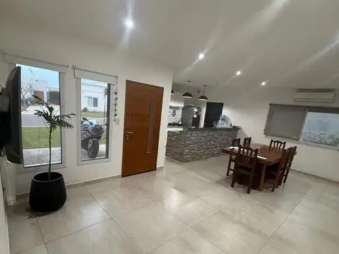 Casa interna con oficina Independiente en Pilar del Este -