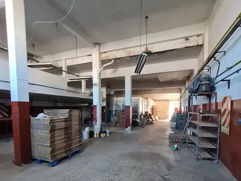 Alquilo Galpon de 400m2 aprox.-