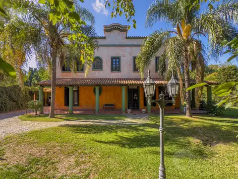 En venta . Residencia de estilo clasico sobre 1.800M2 de en Barrio Pelufo Villa Luzuriaga