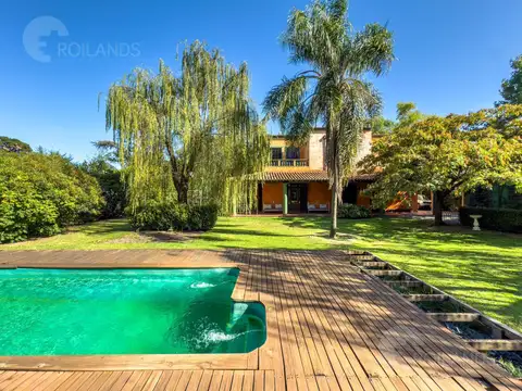 En venta . Residencia de estilo clasico sobre 1.800M2 de en Barrio Pelufo Villa Luzuriaga