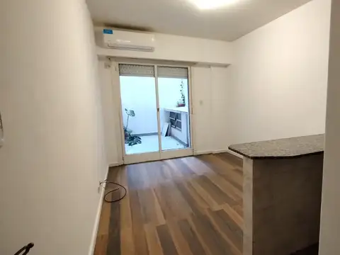 Departamento dos ambientes al frente con patio