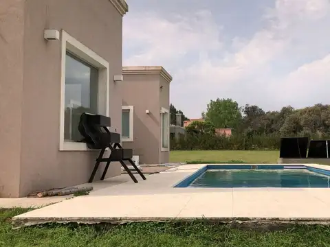 Casa en Venta con 2 cocheras