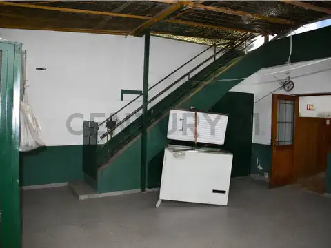 Casa de 3 dormitorios con cochera y galpón - Mauipu y Azcuenaga, Venado Tuerto.