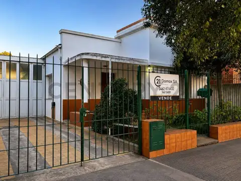 Casa de 3 dormitorios con cochera y galpón - Mauipu y Azcuenaga, Venado Tuerto.