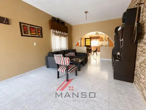 Casa 4 ambientes - Pontevedra - Cochera - parrilla - VENTA