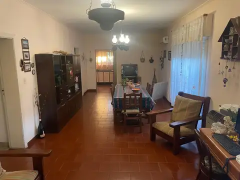 Casa 5 ambientes con 2 baños