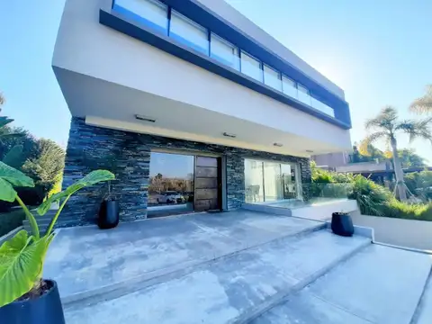 Casa 6 ambientes con 4 baños