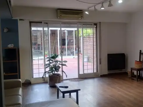 Piso exclusivo en venta de 2 dormitorios con patio propio, quincho y parrillero, en Bº Martin